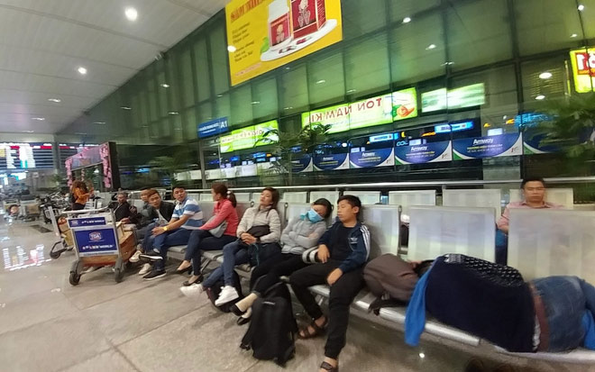 Nghìn người hành xác ở sân bay Tân Sơn Nhất rạng sáng 27 Tết Nghìn người hành xác ở sân bay Tân Sơn Nhất rạng sáng 27 Tết